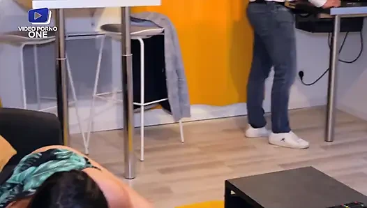 Dia disetubuhi oleh orang lain di depan suaminya yang cuckold!