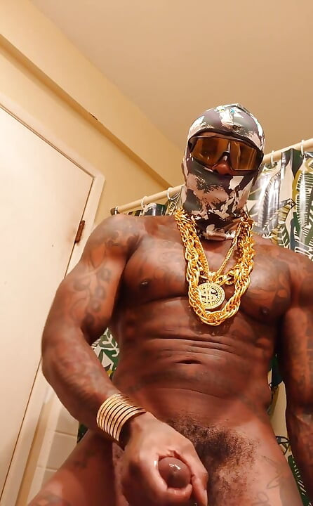 L’alléluia Johnson adore les grosses bites noires poilues, horus, caresse et éjacule