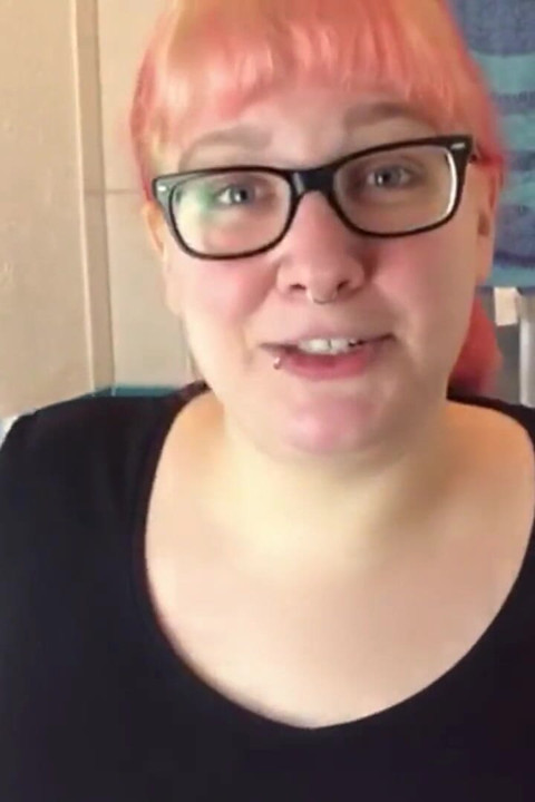 Saksalainen gootti BBW Abby Strange menee pissalle