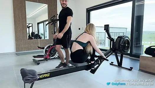 Spor salonu seansı kürek makinesi seksine dönüştü - gerçek amatör çift (bakış açısı, sakso ve domaltma)