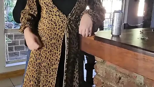 Шурин трахает меня в его баре