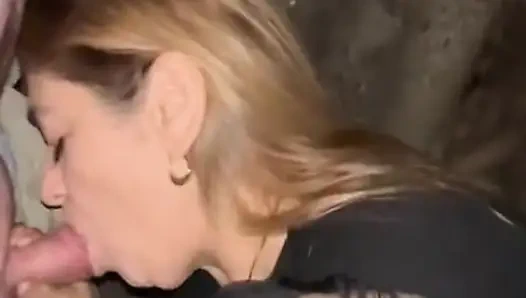 Istri amatir lagi asik nyepong di taman