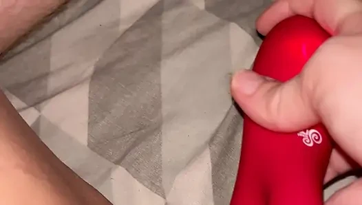 Geile MILF spielt auf der Treppe und hört ihrem Stiefsohn beim Wichsen in seinem Zimmer zu. Ich gehe rein und bringe mich neben ihm selbst zum Höhepunkt