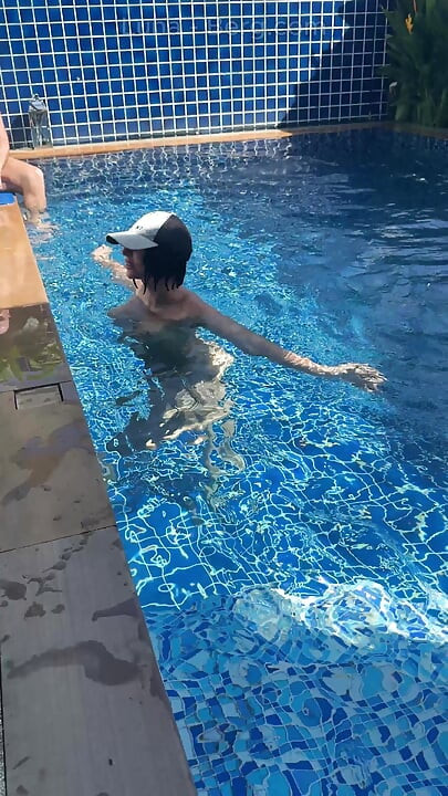 Dia da piscina: esposa peituda traindo se divertindo com seu amante. Peitos grandes, sol e pau grande