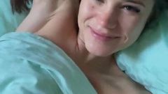 Little Caprice desnuda en la cama