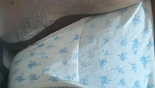Orta yaşlı seksi kadın evde kimsesiz rahatlıyor