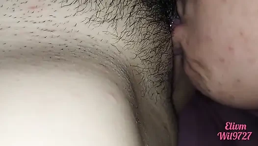 Desi hindi bermain dengan memek saudara tiriku sambil menonton film porno, lihat bagaimana dia memilikinya