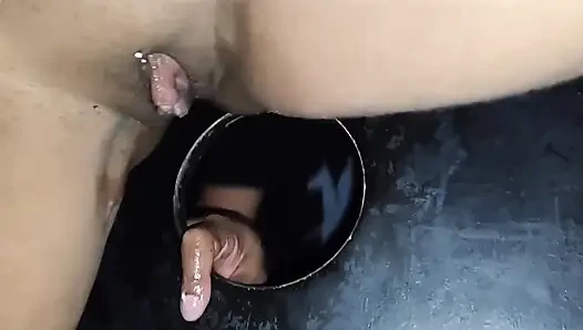 Aku suka banget nyepong kontol raksasa pria kulit hitam di gloryhole, jadi aku ngentot pantatku habis-habisan!