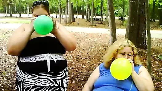 2 iri güzel kadın balon sakso çekiyor ve patlıyor