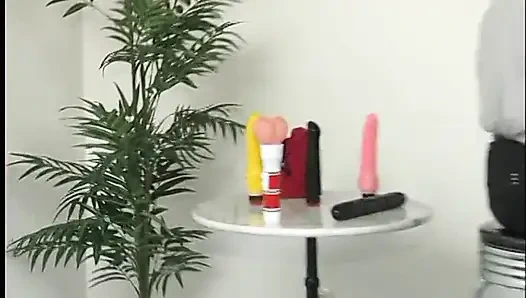 Tante seksi ini lagi asik nyepong dildo ukuran XL sebelum dientot habis-habisan