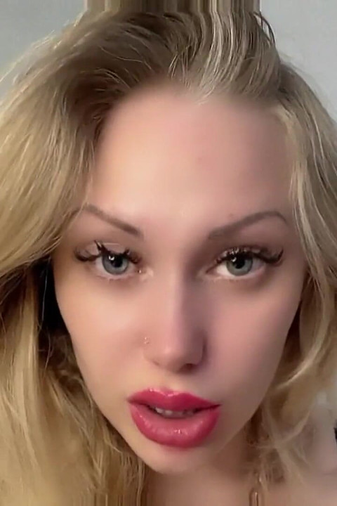 Manipulative stepmommy's lips! Cum or denial?