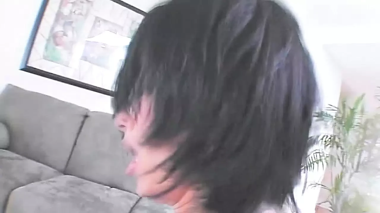 令人难以置信的饥渴她如何骑乘鸡巴肛门，然后喷在她的脸上！这就是每个男人梦寐以求的