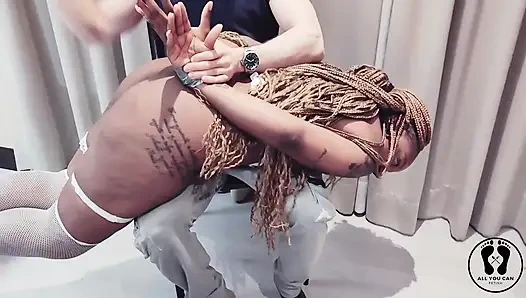 Шлепанье и клейкой клейкой лентой, бондаж чернокожей горничной за то, что она грязна