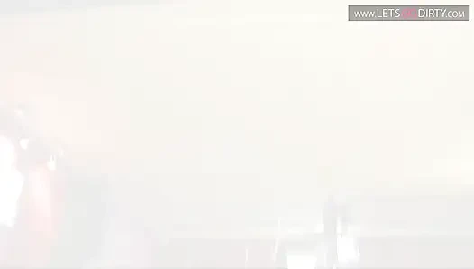 Ateşli adam bağlıyken boşalana kadar yarağa masaj yaptırıyor