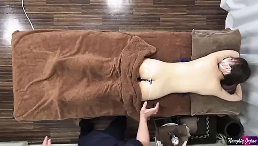 Nazik gülümseme davetiyesi. Sakin güzellik sıradan hayattan daha heyecan verici bir şey arıyor.1.