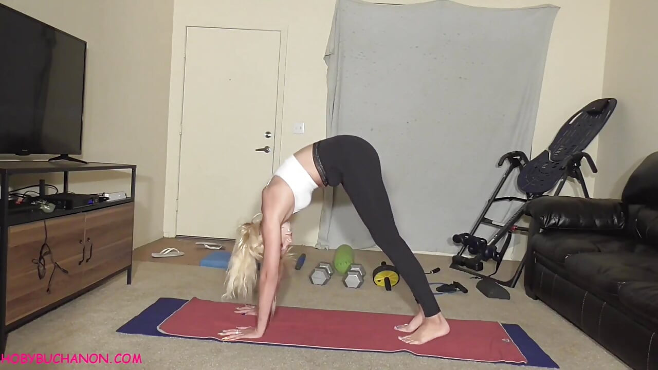 Chanel Grey diep in keel yoga-instructeur en spuit over de hele pik