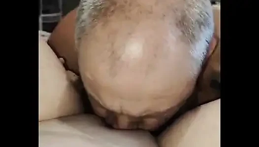 Tatlı bir şekilde ağzından sikişiyor