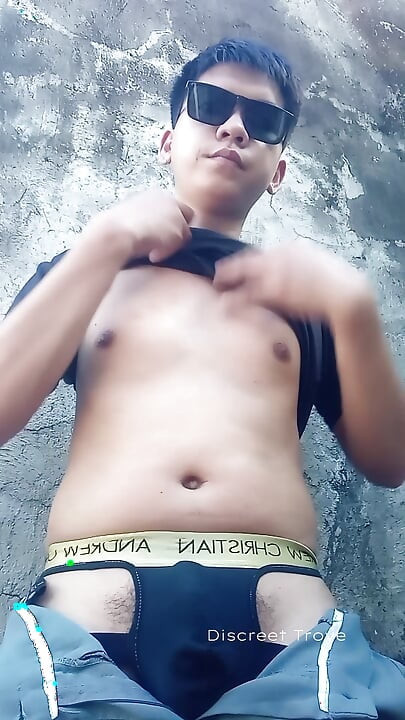 Naughty boy jerk off while waiting for his date - Pinoy Jakol