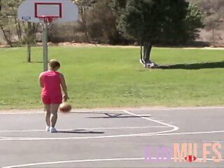 打完篮球后，一个小奶子少女被颜射
