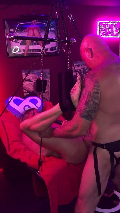 Gorąca blondynka dostaje lizanie, ssanie, pięści i jebana przez Ogromny dildo z paskiem na