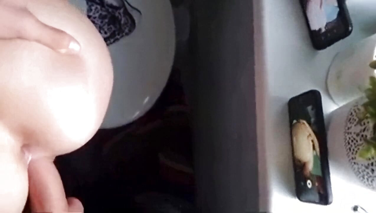 Fremder fickte mich in der clubtoilette und gab mir creampie