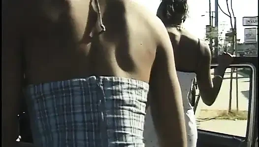 Cewek-cewek muda pengen berbagi pria sange ini bareng-bareng di kolam renang
