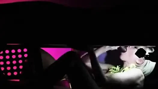Krystal dan kyla ngentot sama dua kontol raksasa pria kulit hitam di meja!