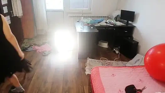 Женщина-любительница С Удовольствием Примеряет Одежду И Кроит Её