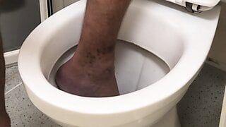 Voet in toilet en voet doorspoelen (voeten in toilet) (op blote voeten in toilet)