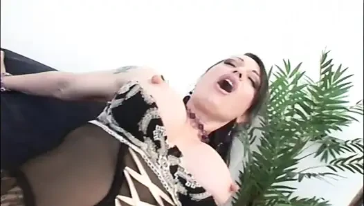 İç çamaşırlı ve siyah çoraplı seksi esmer oldukça sert sikiliyor