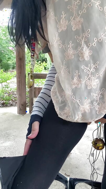 No257 Walking in the Park in Gap-Cut Pants