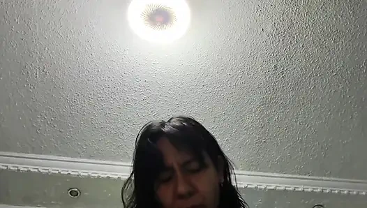 Aku menemukan gadis pembersih mencoba pakaian dalam istriku dan dia setuju untuk membiarkanku menerimanya jika aku tidak mengatakan apa-apa