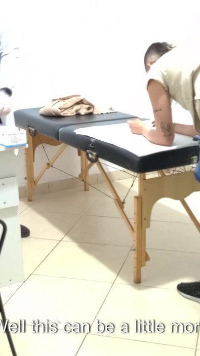 Moment de cădere a maxilarului de la "Proctologul face examen anal pacientului constipat"."