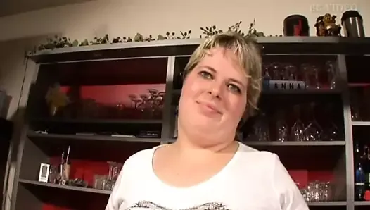 Эта милфа-толстушка немецкого происхождения со своей мокрой киской наслаждается секс-игрушками в ее киске