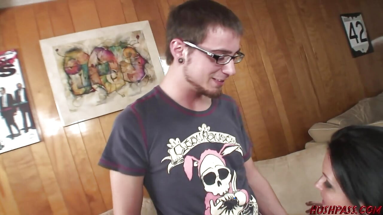 Tante seksi maya divine selingkuh dari suaminya sama tetangganya yang lagi sange berat