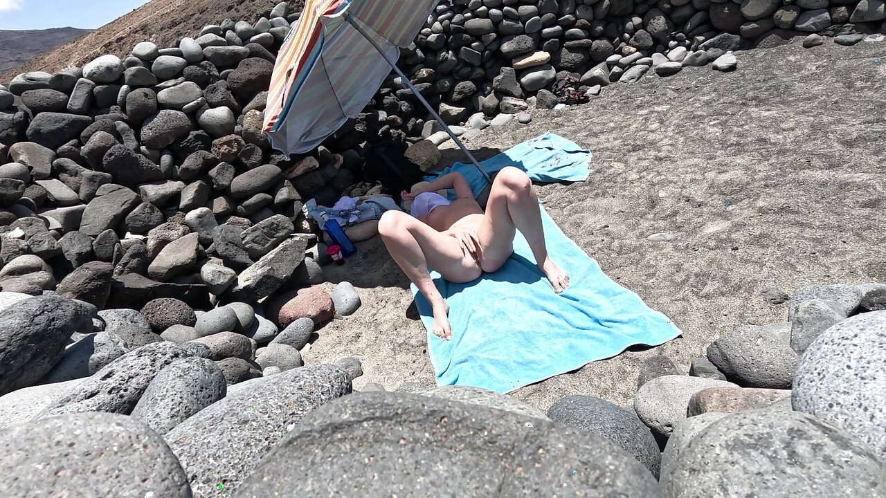 Si Dia Nampak Seorang Awek Bogel Di Pantai Dan Mula Melancap