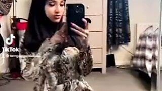 Tiktok, une salope en hijab fait un défi à poil