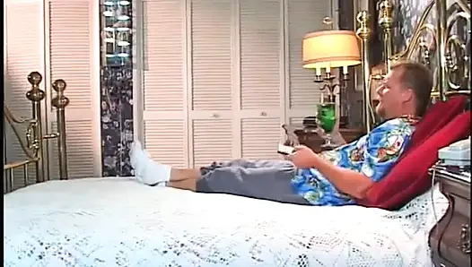 Atemberaubende blondine mit dicken titten Ã¶ffnet ihre beine weit fÃ1/4r einen harten schwanz im bett