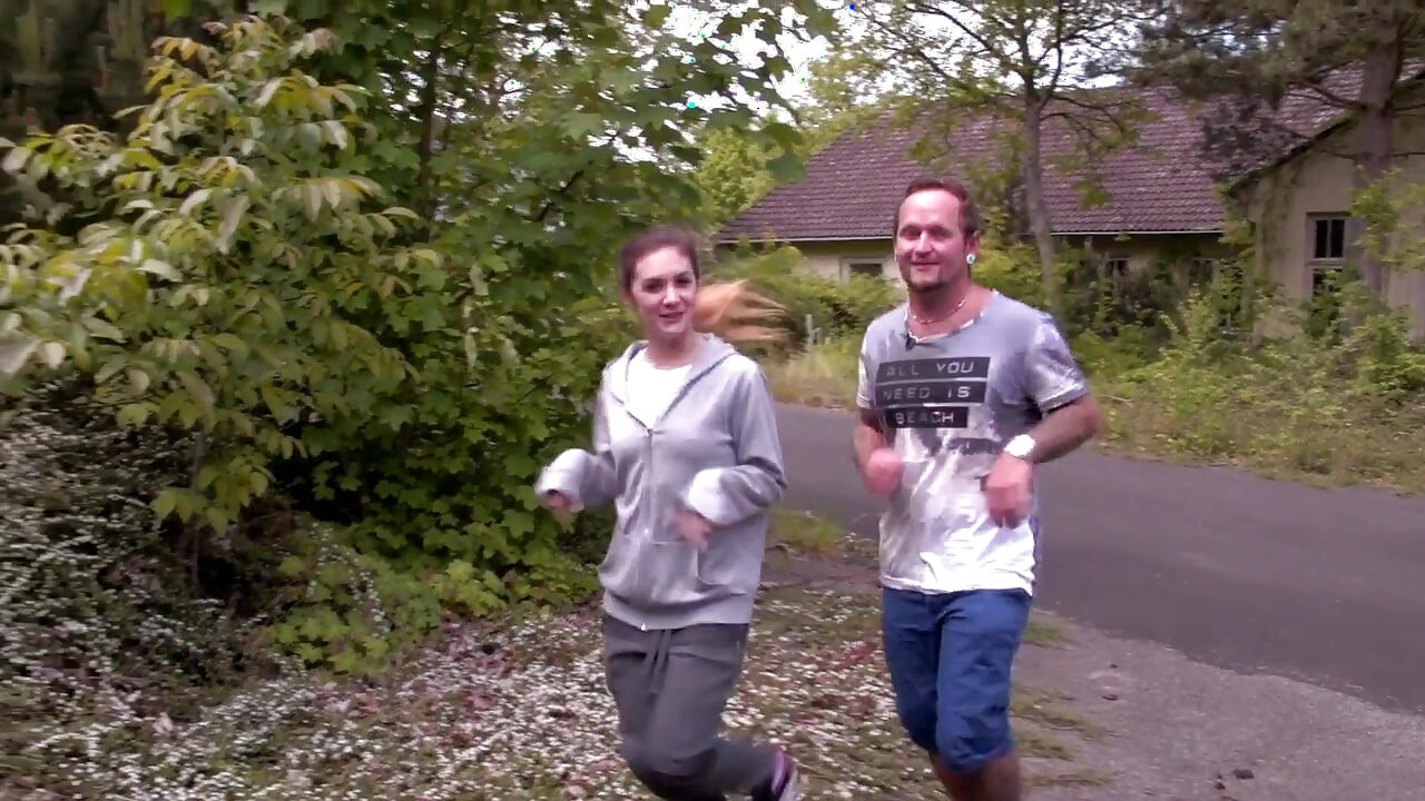 सेक्सी जोड़ा अपनी दिनचर्या, योग और जॉगिंग के ठीक बाद आउटडोर सेक्स करता है