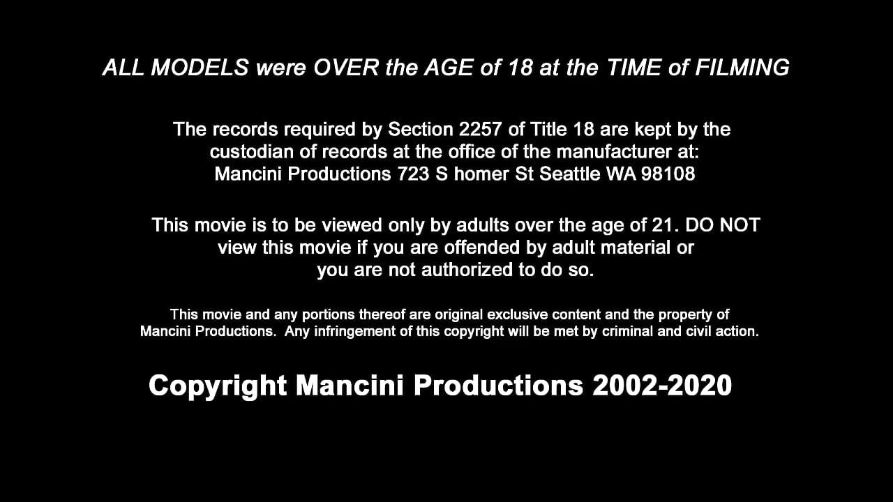 Gorgeous trans masturbates and shows off