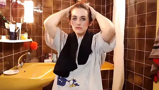 Mewarnai rambut merahku lagi di kamera