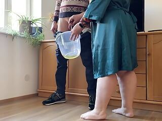 Querida sogra tira a calcinha e faz xixi com as pernas abertas em um balde ao lado do genro