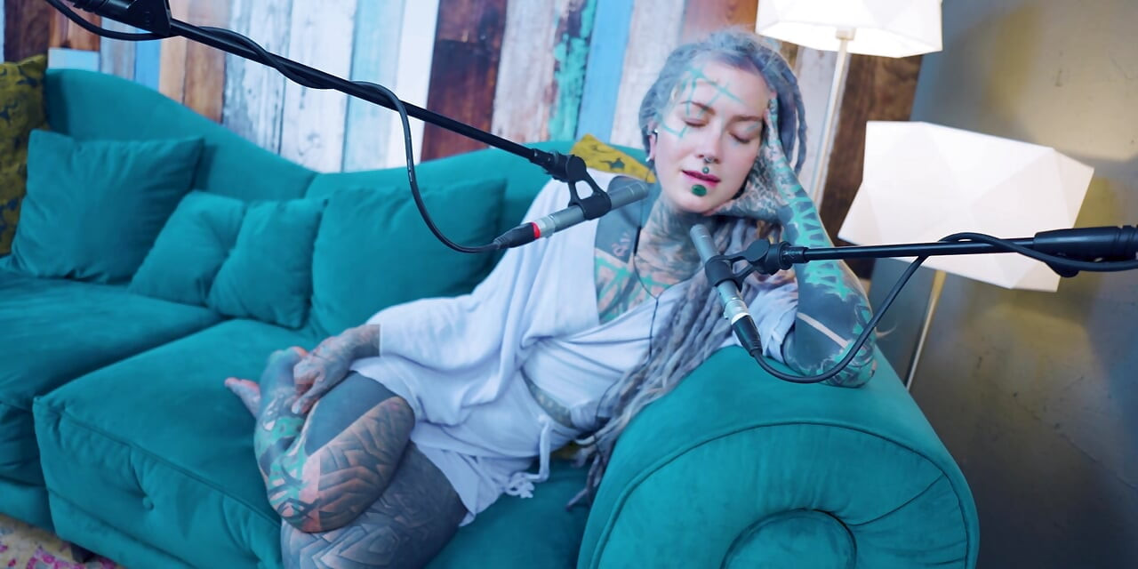 Vorbesc despre R - Relief - ASMR podcast SFW vorbind fată slabă gotică dreadlocks tatuaj model cu cerneală