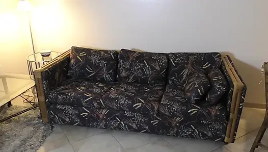 Cameryn morie dibobol di sofa baru