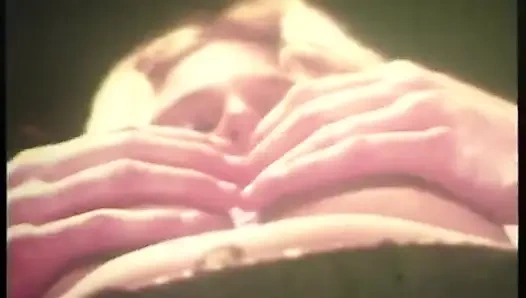 Retro, behaarte muschi fickt großen schwanz, lutscht dreier-party