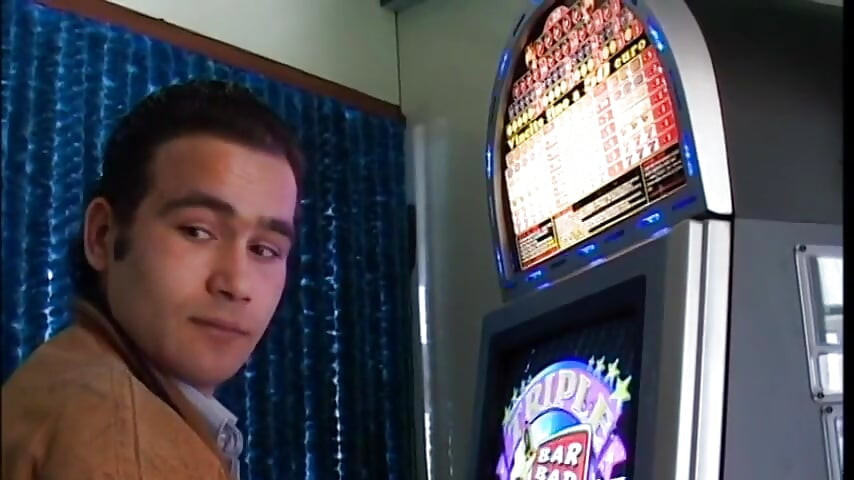 成熟した娼婦で素敵な体をして激しくセックスし、その後胸に温かい精液をつける