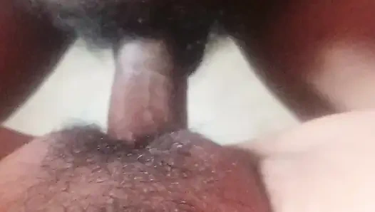 Güzel seksi orta yaşlı seksi kadını odama çağırdım, onu yatağa yatırdım ve penisimi amına soktum.