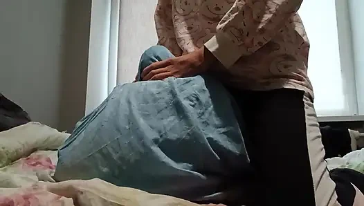 Супер худенькая девушка трет свою киску о подушку и быстро кончает, чтобы ее родители не поймали ее