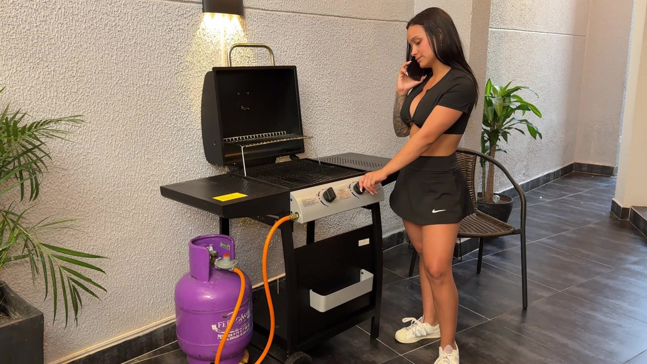 大屁股饥渴的哥伦比亚人挑逗勤杂的男人，直到被狠操daniel mast，lorena doll