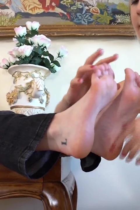 热辣的金发小妞舔舐并玩弄性感的脚